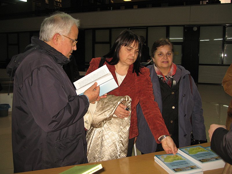 IMG_5598.JPG - Среща със Светослав Аджемлерски и представяне на неговата книга "Справочник на селищните имена във Варненска област". Съвместна проява с Исторически музей – Провадия.