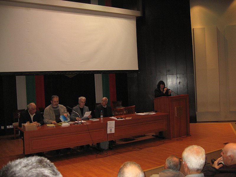 IMG_5613.JPG - Среща със Светослав Аджемлерски и представяне на неговата книга "Справочник на селищните имена във Варненска област". Съвместна проява с Исторически музей – Провадия.