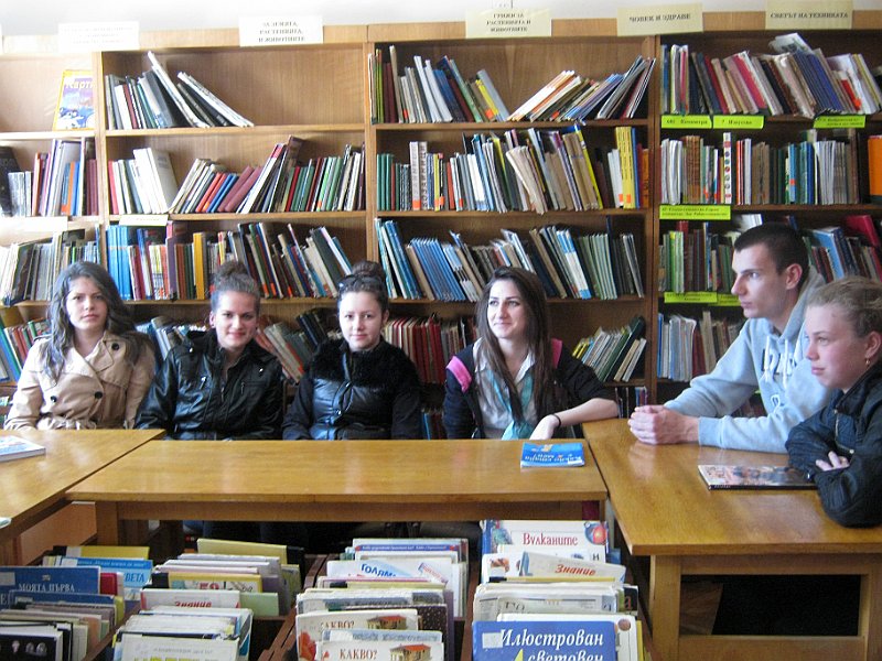 IMG_7231.JPG - Клуб "Лицата на Варна" - ученици IX, XI и XII клас от ПГИ "Д-р Иван Богоров" с ръководител Мария Добрева гостува на Детски и Средношколски комплекс. Съвместна дейност по Проект "Успех". Разговор за Варненската библиотека, четенето и младите хора.