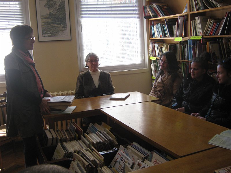 IMG_7232.JPG - Клуб "Лицата на Варна" - ученици IX, XI и XII клас от ПГИ "Д-р Иван Богоров" с ръководител Мария Добрева гостува на Детски и Средношколски комплекс. Съвместна дейност по Проект "Успех". Разговор за Варненската библиотека, четенето и младите хора.