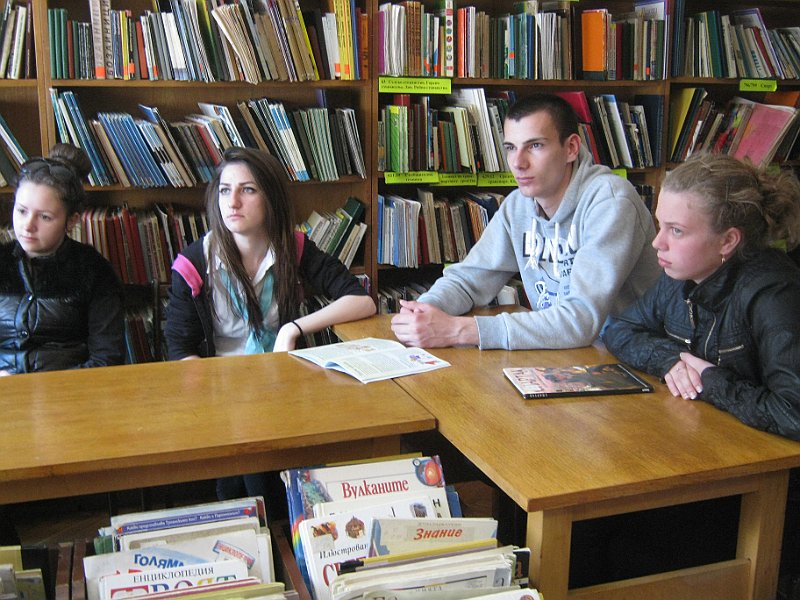IMG_7233.JPG - Клуб "Лицата на Варна" - ученици IX, XI и XII клас от ПГИ "Д-р Иван Богоров" с ръководител Мария Добрева гостува на Детски и Средношколски комплекс. Съвместна дейност по Проект "Успех". Разговор за Варненската библиотека, четенето и младите хора.