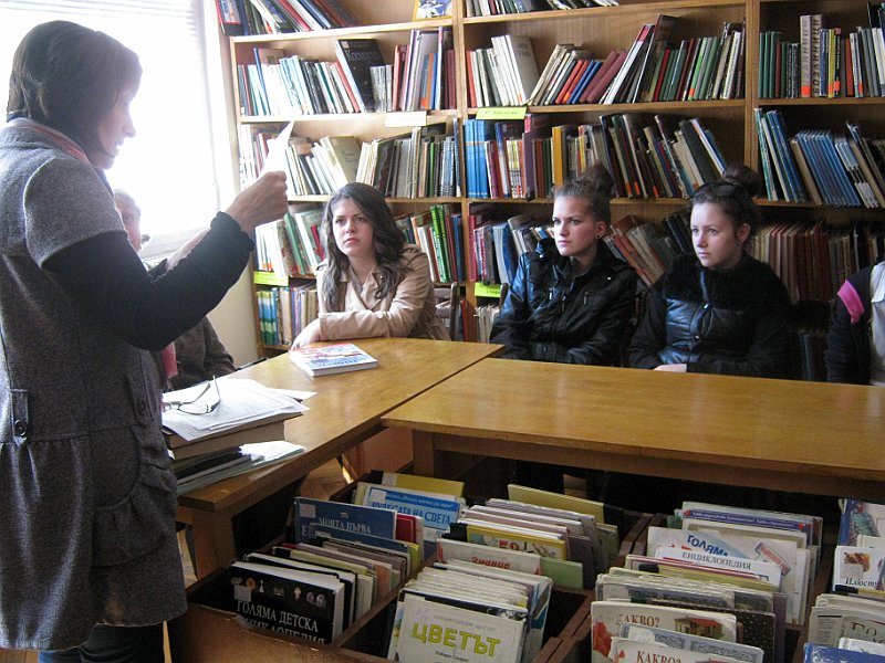 IMG_7234.JPG - Клуб "Лицата на Варна" - ученици IX, XI и XII клас от ПГИ "Д-р Иван Богоров" с ръководител Мария Добрева гостува на Детски и Средношколски комплекс. Съвместна дейност по Проект "Успех". Разговор за Варненската библиотека, четенето и младите хора.                               