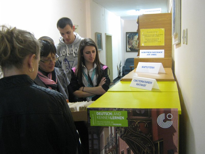 IMG_7235.JPG - Клуб "Лицата на Варна" - ученици IX, XI и XII клас от ПГИ "Д-р Иван Богоров" с ръководител Мария Добрева гостува на Детски и Средношколски комплекс. Съвместна дейност по Проект "Успех". Разговор за Варненската библиотека, четенето и младите хора.