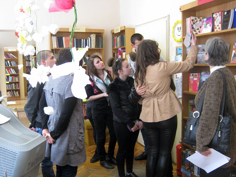 IMG_7239.JPG - Клуб "Лицата на Варна" - ученици IX, XI и XII клас от ПГИ "Д-р Иван Богоров" с ръководител Мария Добрева гостува на Детски и Средношколски комплекс. Съвместна дейност по Проект "Успех". Разговор за Варненската библиотека, четенето и младите хора.                               