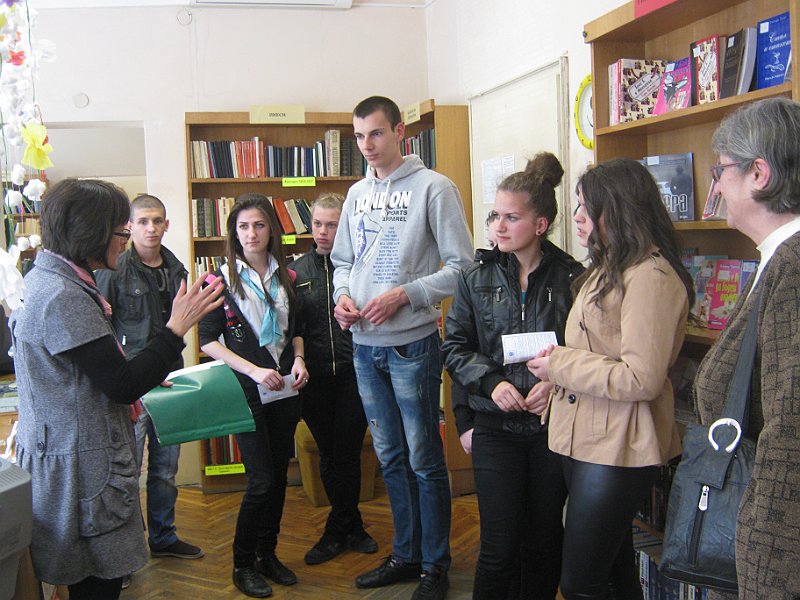 IMG_7241.JPG - Клуб "Лицата на Варна" - ученици IX, XI и XII клас от ПГИ "Д-р Иван Богоров" с ръководител Мария Добрева гостува на Детски и Средношколски комплекс. Съвместна дейност по Проект "Успех". Разговор за Варненската библиотека, четенето и младите хора.