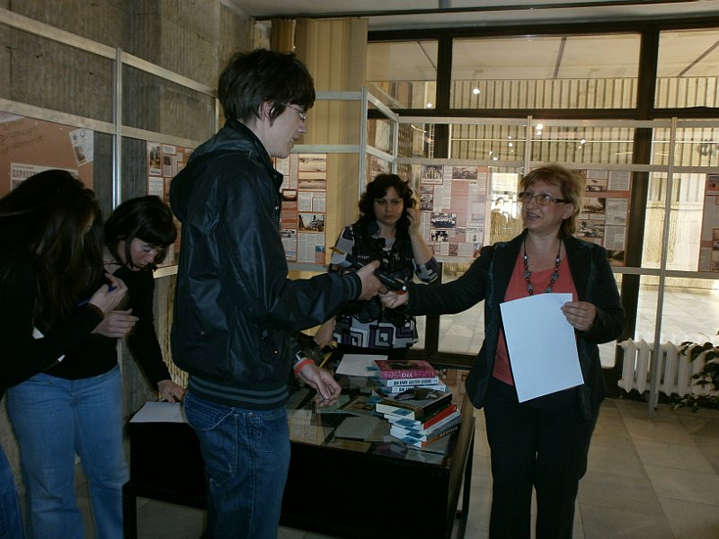 P4270375.JPG - Състезание в библиотеката - съвместно с Дирекция "Младежки дейности и спорт"