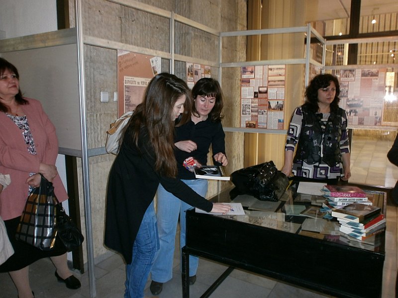 P4270376.JPG - Състезание в библиотеката - съвместно с Дирекция "Младежки дейности и спорт"