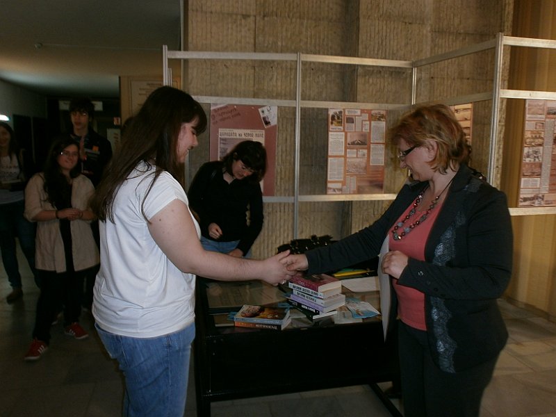 P4270382.JPG - Състезание в библиотеката - съвместно с Дирекция "Младежки дейности и спорт"