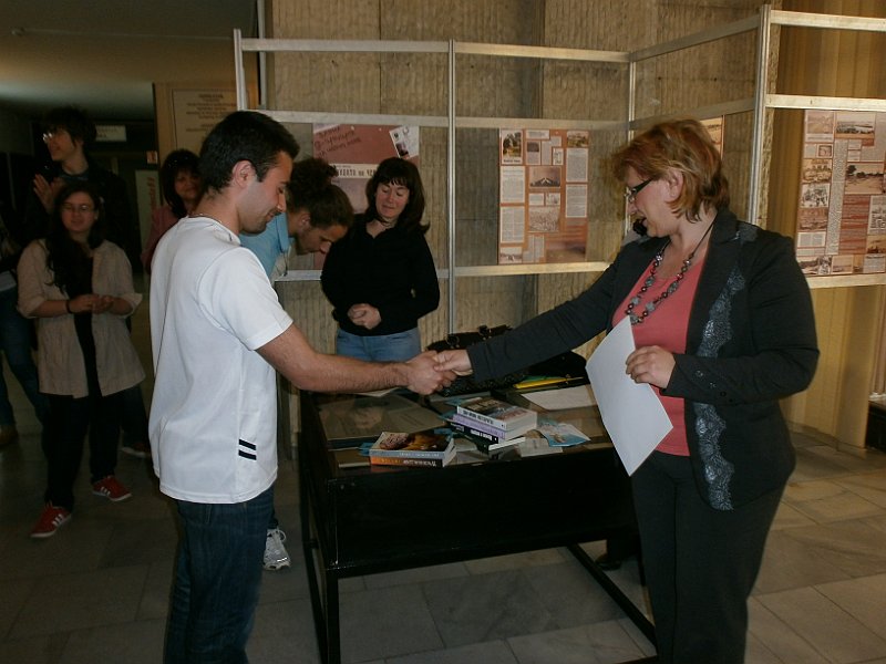 P4270384.JPG - Състезание в библиотеката - съвместно с Дирекция "Младежки дейности и спорт"