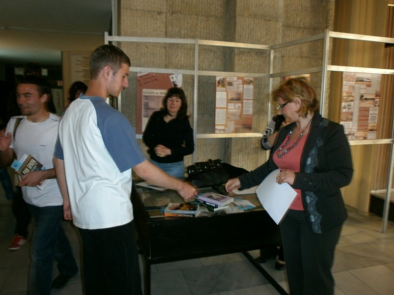 P4270385.JPG - Състезание в библиотеката - съвместно с Дирекция "Младежки дейности и спорт"