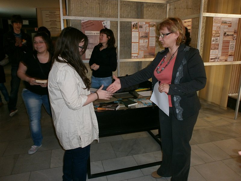 P4270388.JPG - Състезание в библиотеката - съвместно с Дирекция "Младежки дейности и спорт"