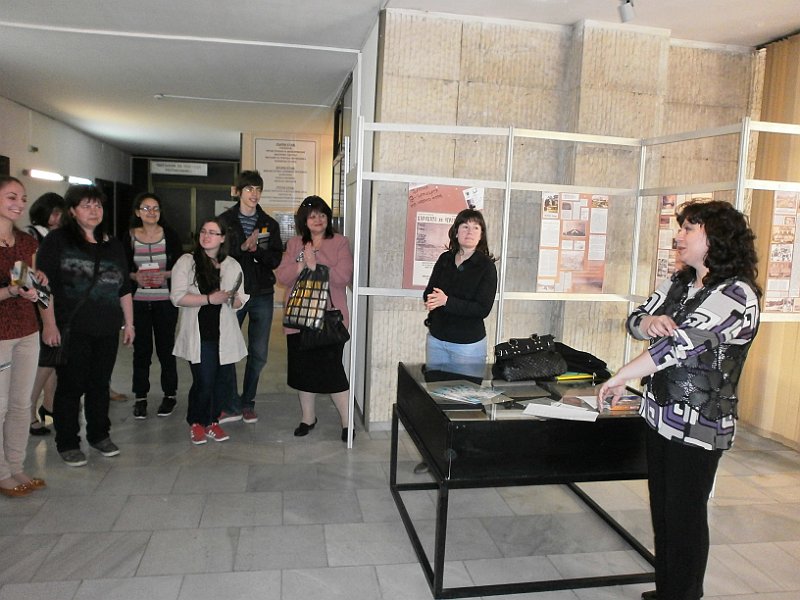 P4270392.JPG - Състезание в библиотеката - съвместно с Дирекция "Младежки дейности и спорт"