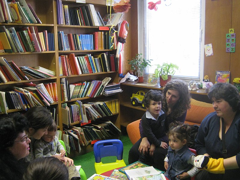 IMG_7229.JPG - Тема: "Търкулнати годинки". 120 години от рождението на поетесата Елисавета Багряна. Четем стихотворенията "Пролет", "Звездички" и "Цвете".