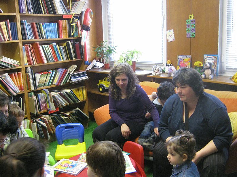 IMG_7230.JPG - Тема: "Търкулнати годинки". 120 години от рождението на поетесата Елисавета Багряна. Четем стихотворенията "Пролет", "Звездички" и "Цвете".