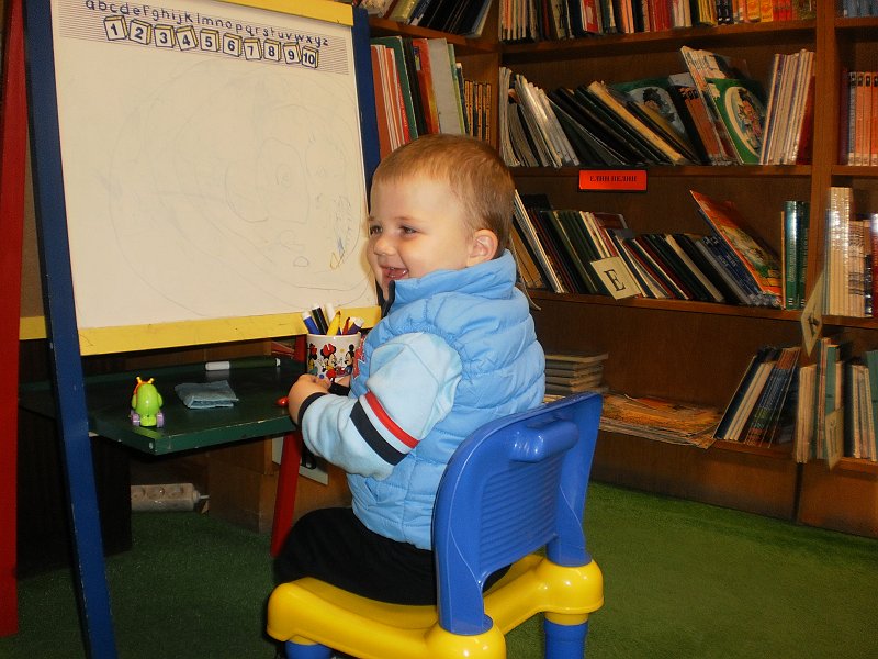 PA230001.JPG - Тема "Коледни вълшебства". Четем "Приказка за Лапландия" и пишем писмо до Дядо Коледа