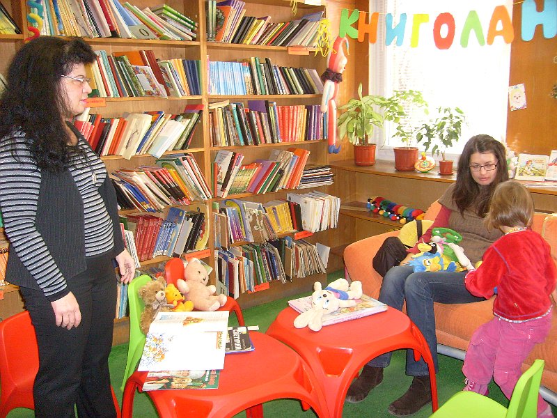 S7300419.JPG - Тема: "Коледни камбанки". Четем най-красивите коледни стихчета и приказки. Апликираме картички с пожелания за Коледа.