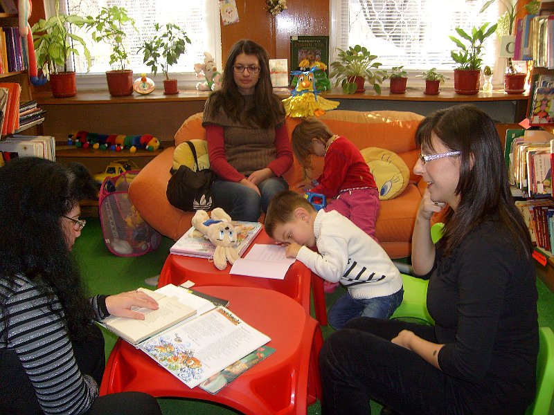 S7300420.JPG - Тема: "Коледни камбанки". Четем най-красивите коледни стихчета и приказки. Апликираме картички с пожелания за Коледа.