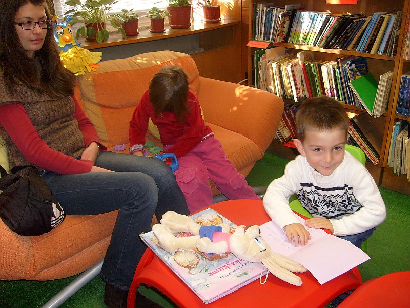 S7300421.JPG - Тема: "Коледни камбанки". Четем най-красивите коледни стихчета и приказки. Апликираме картички с пожелания за Коледа.