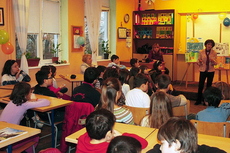 DSC_0004xxxx.jpg - Среща с детската писателка Анета Дучева. Изложба с рисунки на деца от класа на Галина Костадинова по книжката "Джобното човече". С участието на ученици от ОУ "Стефан Караджа".