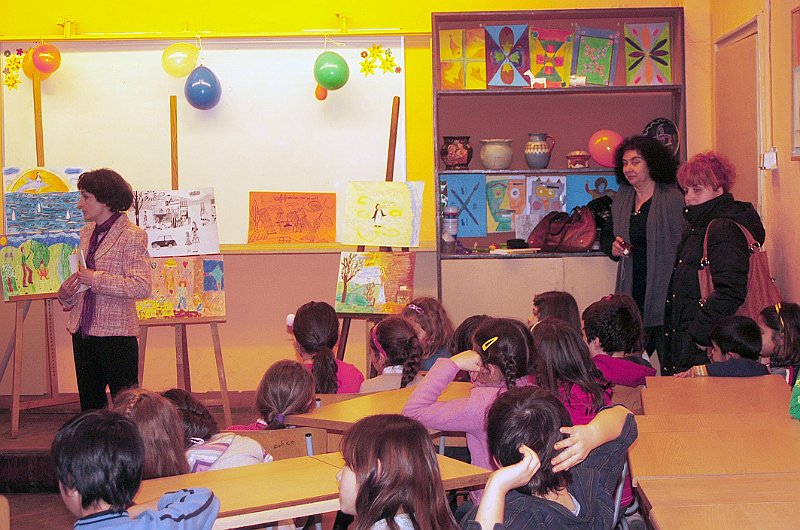 DSC_0005xxx.jpg - Среща с детската писателка Анета Дучева. Изложба с рисунки на деца от класа на Галина Костадинова по книжката "Джобното човече". С участието на ученици от ОУ "Стефан Караджа".                                