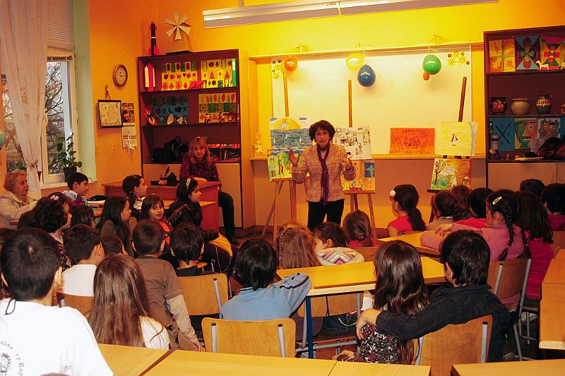 DSC_0012xxxx.jpg - Среща с детската писателка Анета Дучева. Изложба с рисунки на деца от класа на Галина Костадинова по книжката "Джобното човече". С участието на ученици от ОУ "Стефан Караджа".                                