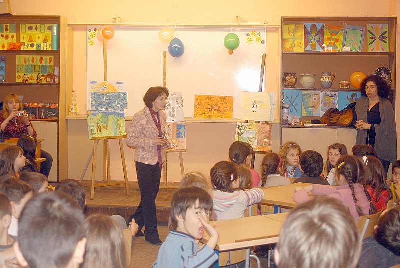 DSC_0016xxx.jpg - Среща с детската писателка Анета Дучева. Изложба с рисунки на деца от класа на Галина Костадинова по книжката "Джобното човече". С участието на ученици от ОУ "Стефан Караджа".                                