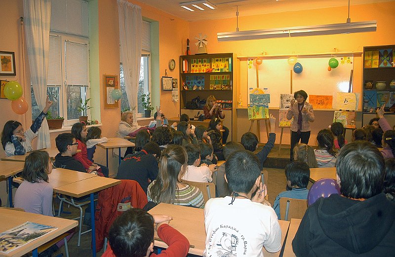 DSC_0019xxxx.jpg - Среща с детската писателка Анета Дучева. Изложба с рисунки на деца от класа на Галина Костадинова по книжката "Джобното човече". С участието на ученици от ОУ "Стефан Караджа".                                