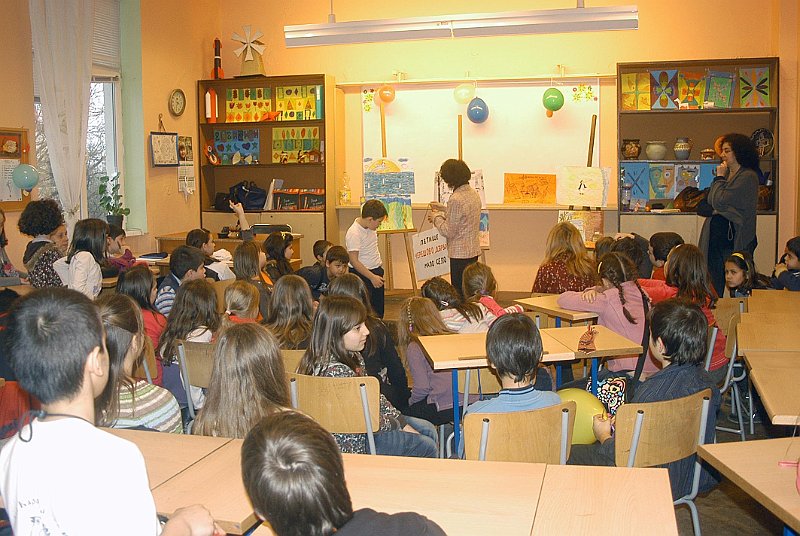 DSC_0051xxx.jpg - Среща с детската писателка Анета Дучева. Изложба с рисунки на деца от класа на Галина Костадинова по книжката "Джобното човече". С участието на ученици от ОУ "Стефан Караджа".                                