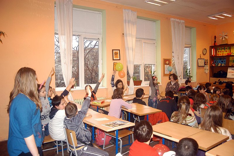 DSC_0057xxx.jpg - Среща с детската писателка Анета Дучева. Изложба с рисунки на деца от класа на Галина Костадинова по книжката "Джобното човече". С участието на ученици от ОУ "Стефан Караджа".                                