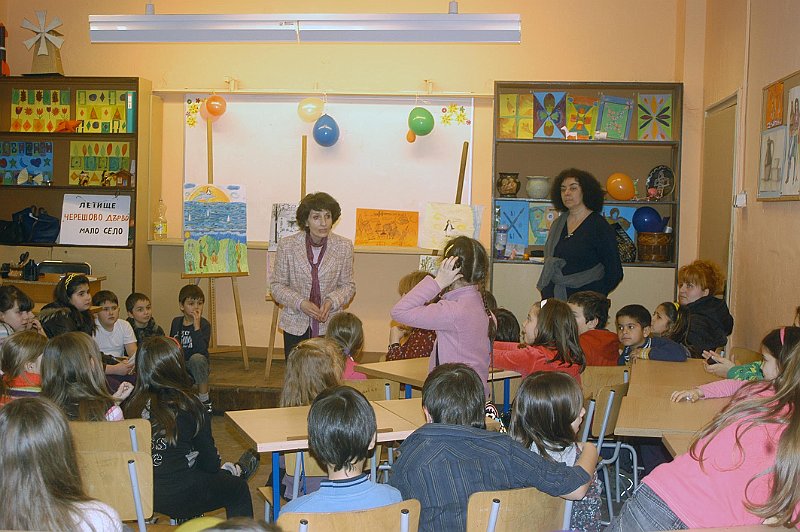 DSC_0058xxx.jpg - Среща с детската писателка Анета Дучева. Изложба с рисунки на деца от класа на Галина Костадинова по книжката "Джобното човече". С участието на ученици от ОУ "Стефан Караджа".                                