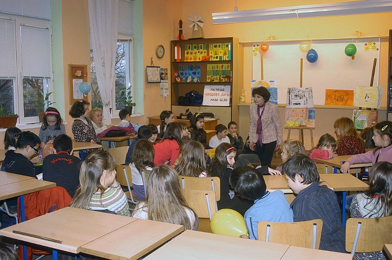 DSC_0059xxx.jpg - Среща с детската писателка Анета Дучева. Изложба с рисунки на деца от класа на Галина Костадинова по книжката "Джобното човече". С участието на ученици от ОУ "Стефан Караджа".                                