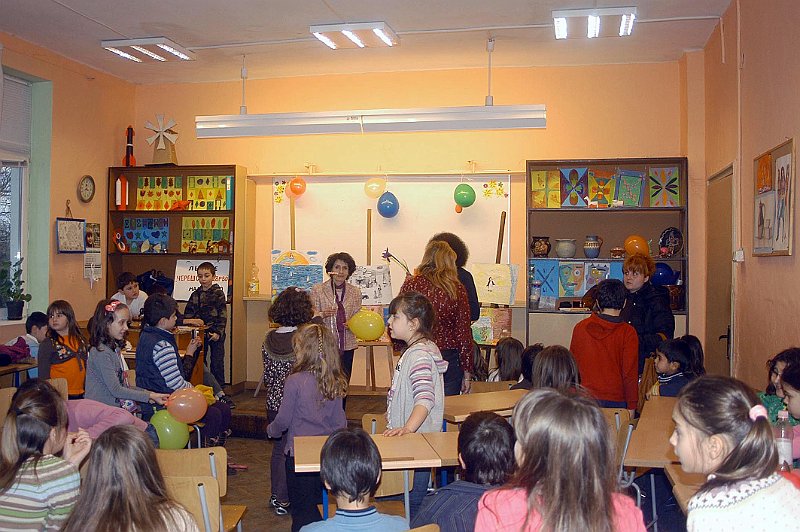 DSC_0061xxx.jpg - Среща с детската писателка Анета Дучева. Изложба с рисунки на деца от класа на Галина Костадинова по книжката "Джобното човече". С участието на ученици от ОУ "Стефан Караджа".                                