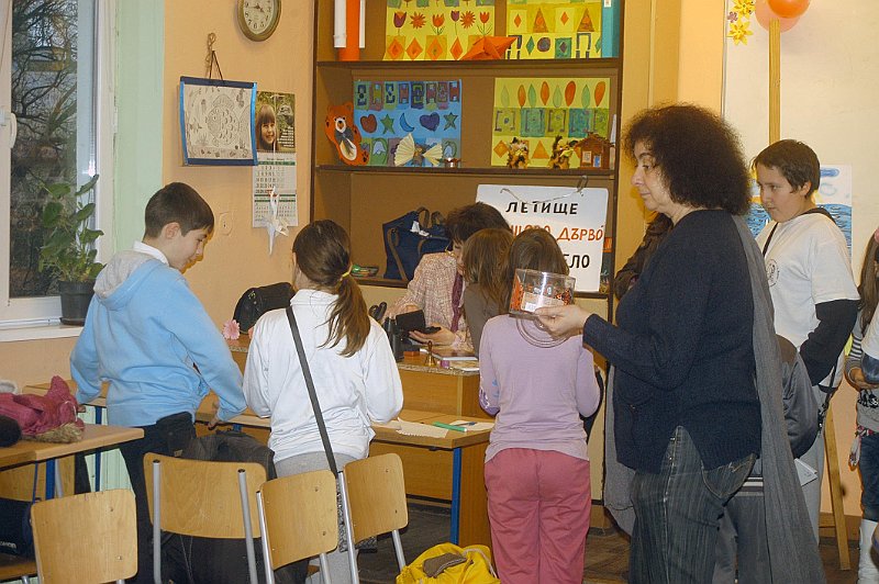 DSC_0062xxx.jpg - Среща с детската писателка Анета Дучева. Изложба с рисунки на деца от класа на Галина Костадинова по книжката "Джобното човече". С участието на ученици от ОУ "Стефан Караджа".                                