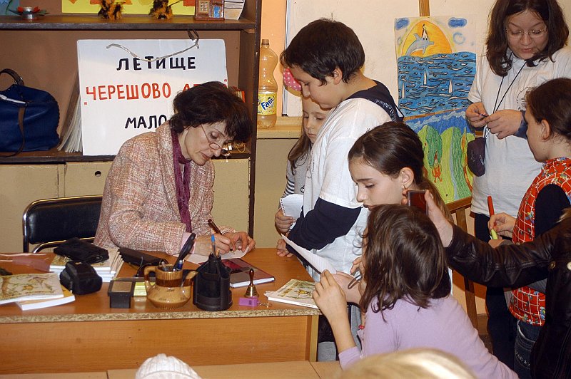 DSC_0064xxxx.jpg - Среща с детската писателка Анета Дучева. Изложба с рисунки на деца от класа на Галина Костадинова по книжката "Джобното човече". С участието на ученици от ОУ "Стефан Караджа".                                
