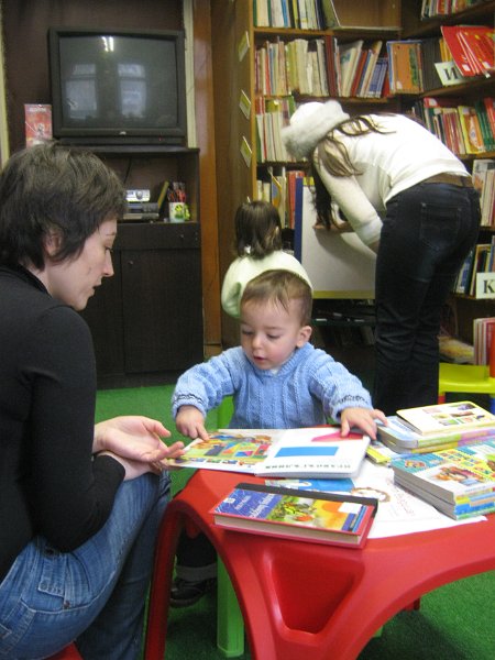 IMG_5899.JPG - Тема: "Зимни пейзажи... В гората къщичка се гуши!". Четем и драматизираме приказката "Ледената къщичка".