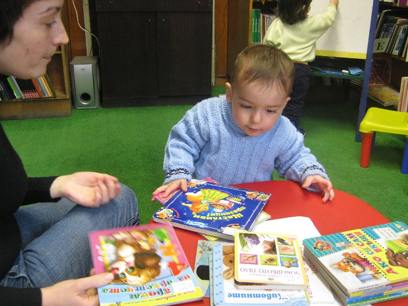 IMG_5900.JPG - Тема: "Зимни пейзажи... В гората къщичка се гуши!". Четем и драматизираме приказката "Ледената къщичка".