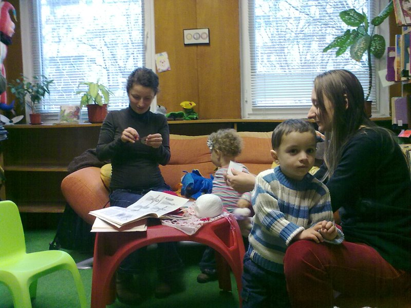 27022013495.jpg - Тема: "Мартенички чудни за дечица раннобудни." Четем приказки за Пижо и Пенда и правим мартенички.