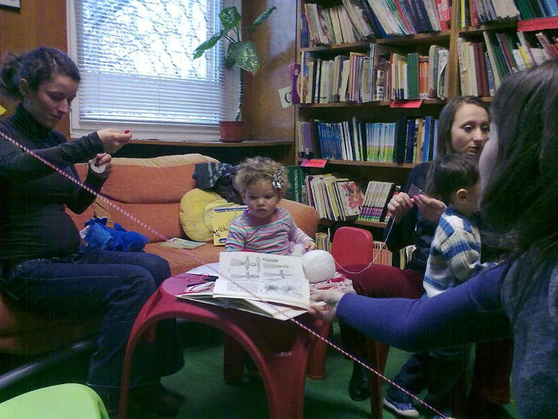 27022013496.jpg - Тема: "Мартенички чудни за дечица раннобудни." Четем приказки за Пижо и Пенда и правим мартенички.