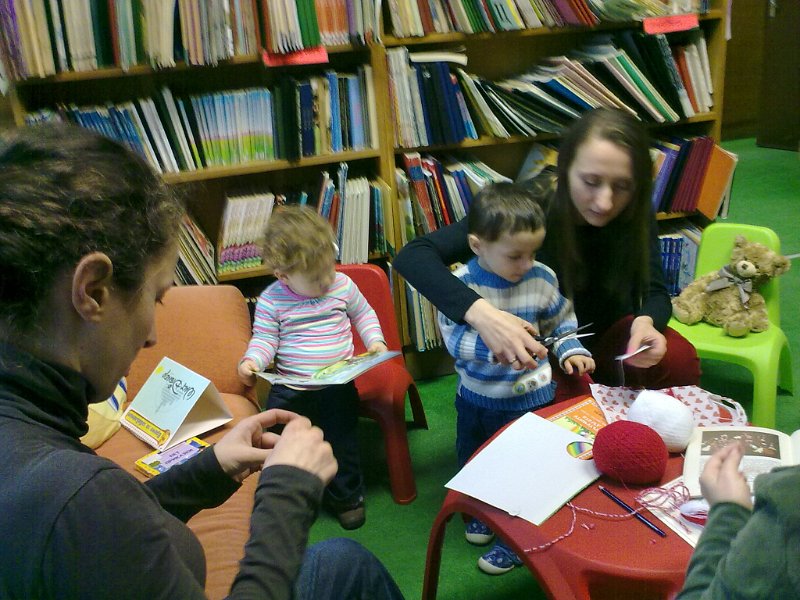 27022013501.jpg - Тема: "Мартенички чудни за дечица раннобудни." Четем приказки за Пижо и Пенда и правим мартенички.