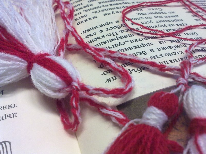 27022013516.jpg - Тема: "Мартенички чудни за дечица раннобудни." Четем приказки за Пижо и Пенда и правим мартенички.