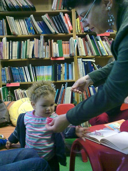 27022013520.jpg - Тема: "Мартенички чудни за дечица раннобудни." Четем приказки за Пижо и Пенда и правим мартенички.