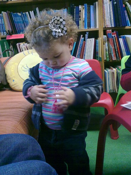 27022013522.jpg - Тема: "Мартенички чудни за дечица раннобудни." Четем приказки за Пижо и Пенда и правим мартенички.