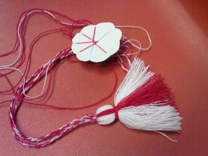 27022013533.jpg - Тема: "Мартенички чудни за дечица раннобудни." Четем приказки за Пижо и Пенда и правим мартенички.