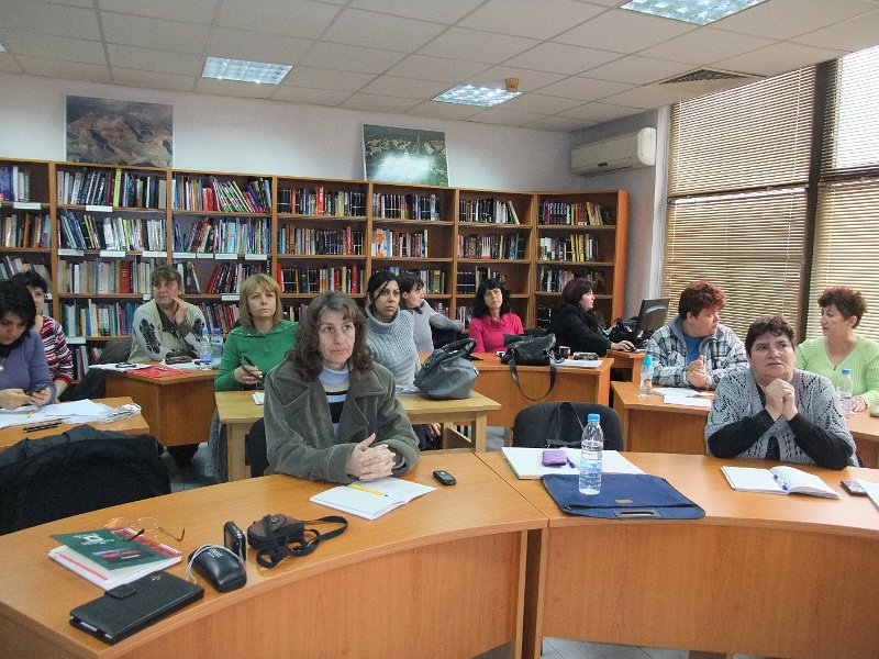 DSCF8378.JPG - Уебинарът е съвместна инициатива на Регионална библиотека "Пенчо Славейков", Програма "Глоб@лни библиотеки - България" и Регионалната здравна инспекция - Варна. Лектор - д-р Поптомова от РЗИ - Варна, специалист по хранене и диетика.