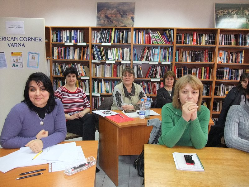 DSCF8379.JPG - Уебинарът е съвместна инициатива на Регионална библиотека "Пенчо Славейков", Програма "Глоб@лни библиотеки - България" и Регионалната здравна инспекция - Варна. Лектор - д-р Поптомова от РЗИ - Варна, специалист по хранене и диетика.