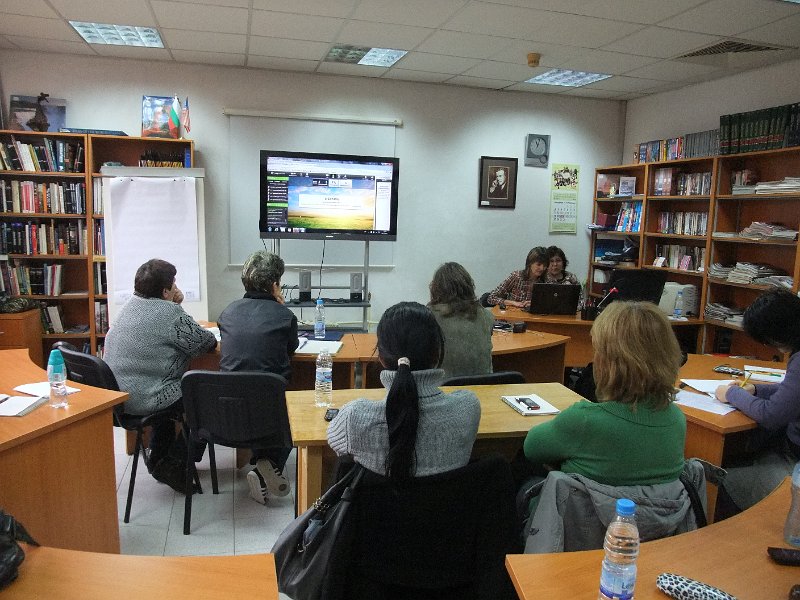 DSCF8391.JPG - Уебинарът е съвместна инициатива на Регионална библиотека "Пенчо Славейков", Програма "Глоб@лни библиотеки - България" и Регионалната здравна инспекция - Варна. Лектор - д-р Поптомова от РЗИ - Варна, специалист по хранене и диетика.