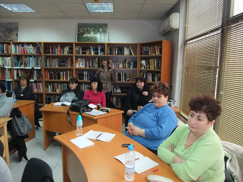 DSCF8398.JPG - Уебинарът е съвместна инициатива на Регионална библиотека "Пенчо Славейков", Програма "Глоб@лни библиотеки - България" и Регионалната здравна инспекция - Варна. Лектор - д-р Поптомова от РЗИ - Варна, специалист по хранене и диетика.