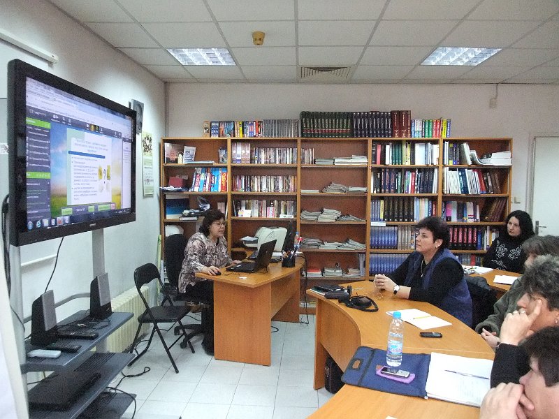 DSCF8400.JPG - Уебинарът е съвместна инициатива на Регионална библиотека "Пенчо Славейков", Програма "Глоб@лни библиотеки - България" и Регионалната здравна инспекция - Варна. Лектор - д-р Поптомова от РЗИ - Варна, специалист по хранене и диетика.