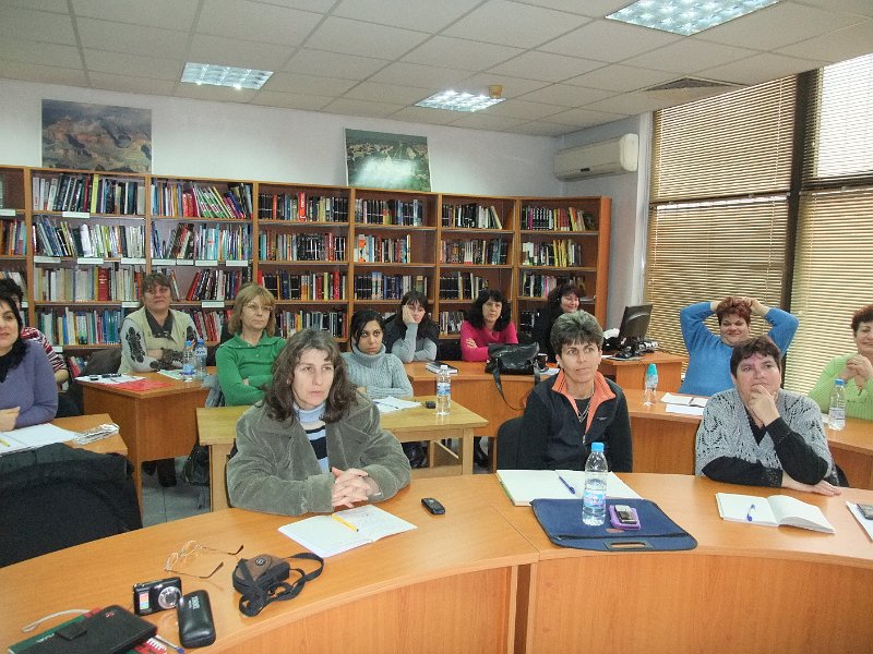 DSCF8404.JPG - Уебинарът е съвместна инициатива на Регионална библиотека "Пенчо Славейков", Програма "Глоб@лни библиотеки - България" и Регионалната здравна инспекция - Варна. Лектор - д-р Поптомова от РЗИ - Варна, специалист по хранене и диетика.