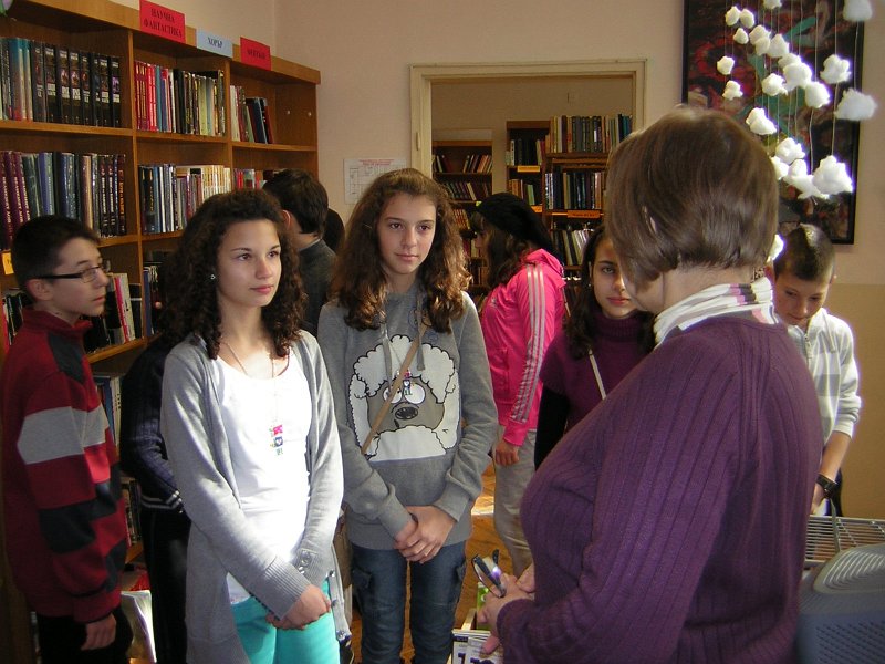 DSCN9330.JPG - Клуб "Приказен свят" от ОУ "Антон Страшимиров" с ръковосител Марияна Георгиева гостува в "Стаята на приказките". Съвместна дейност по Проект "Успех". Разговор за вълшебното и докосване до стари, издадени преди повече от век детски издания.